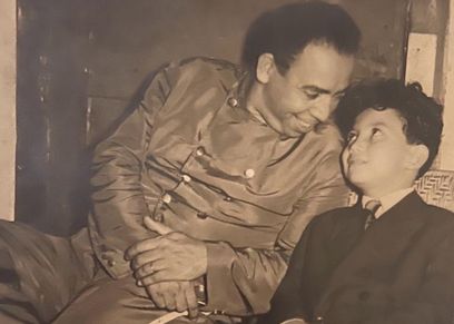 الفنان إسماعيل ياسين ونجله الوحيد
