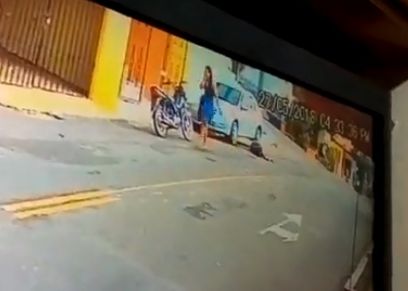 فتاة تقتل زوجها بسلاح ناري أمام عشيقته في وسط الشارع