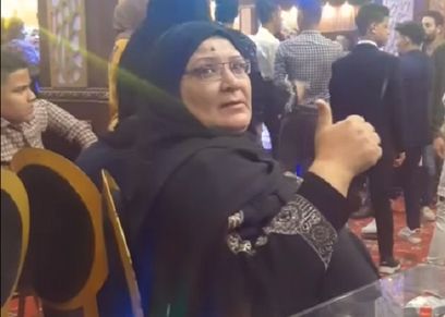 والدة عمرو تبحث له عن عروسة