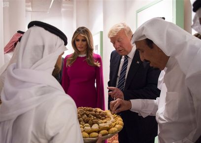 ميلانيا وزوجها ترامب وملك السعودية