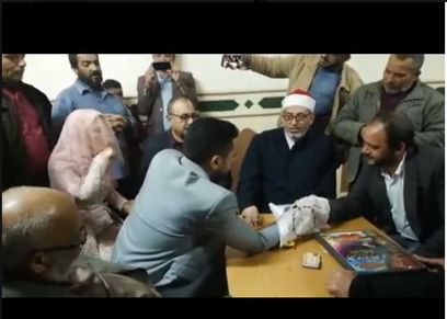 بالفيديو| أب يعقد قران ابنته بـ