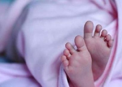 العثور على رضيعة ملقاة على أحد الأرصفة.. كادت تتجمد من برودة الطقس