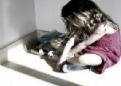 أب يكسر ساق طفلته صاحبة الـ5 أعوام..