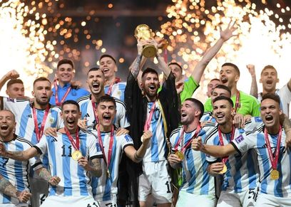 ميسي يرفع كأس العالم بالعباءة القطرية