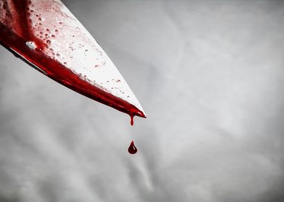 طالب يرتكب 4 جرائم في المدرسة من بينهم طعن معلمه
