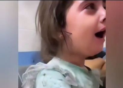 طفلة فلسطينية تنادي على والدتها بحزن