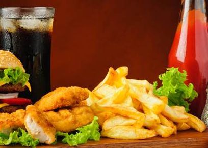 الأكلات السريعة والمطبوخة في الميكروويف تزيد الحساسية لدى الأطفال