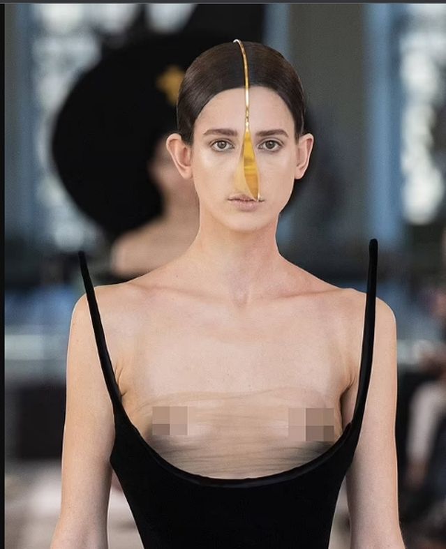 قطع مميزة وفريد في عرض أزياء ضمن أسبوع موضة باريس بتوقيع Schiaparelli
