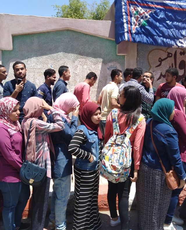 حشود النساء أمام اللجان الانتخابية للأدلاء بأصواتهم في التعديلات الدستورية 2019