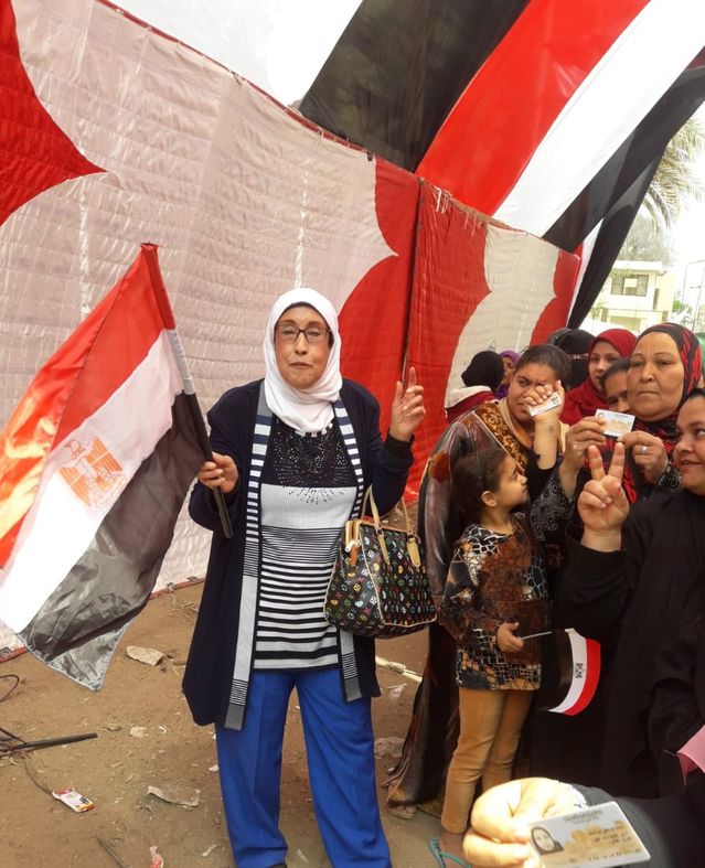 حشود النساء أمام اللجان الانتخابية للأدلاء بأصواتهم في التعديلات الدستورية 2019