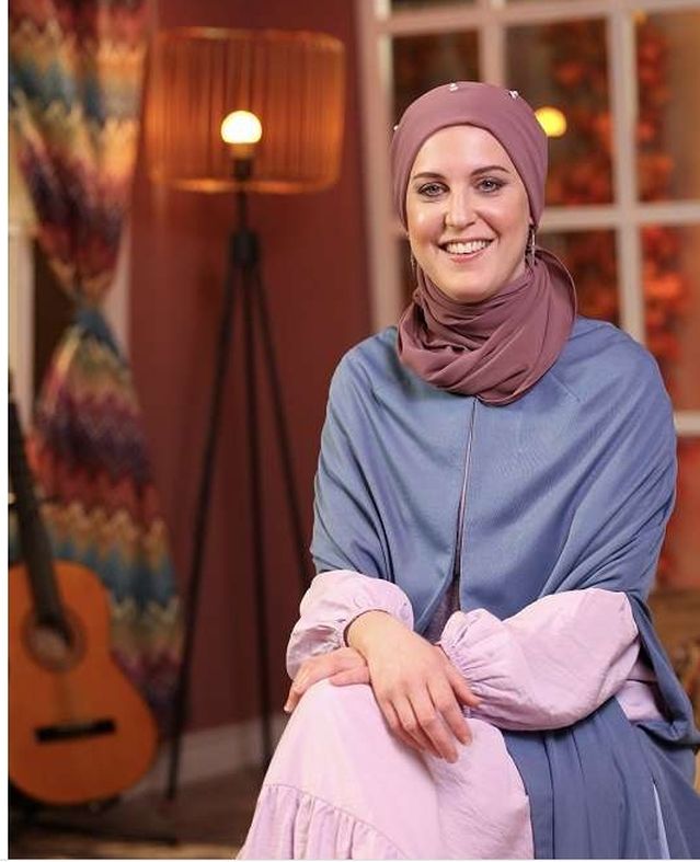 المغنية سلوى لورين تخطف الأنظار على المسرح بعد إنشاد «طلع البدر علينا» واعتناق الإسلام