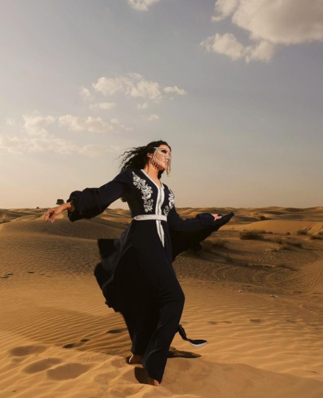 أحدث فوتوسيشن للفنانة سيمة الخشاب..قفطان أزرق ويشمك دهبي