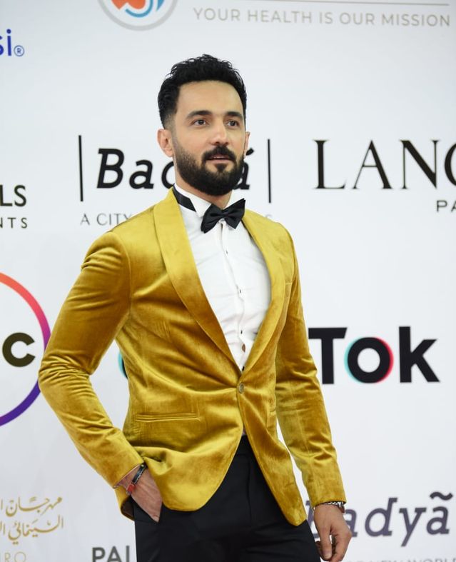 بدل غير تقليدية وألوان صاخبة.. إطلالات الفنانين الرجال في ختام «القاهرة السينمائي»