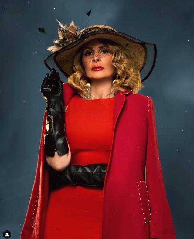 يسرا تخطف الأنظار بملابسها في مسلسل أحلام سعيدة.. أناقة الستينيات