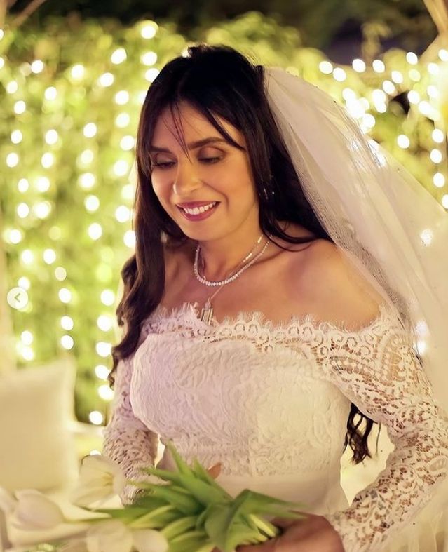 أحدث ظهور للراقصة دينا بفستان زفاف وطرحة: مفيش أحلى من الجواز