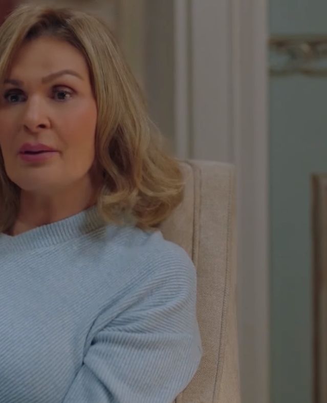 يسرا تخطف الأنظار بملابسها في مسلسل أحلام سعيدة.. أناقة الستينيات
