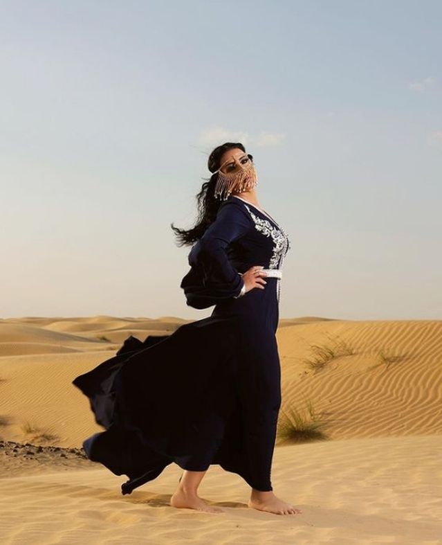 أحدث فوتوسيشن للفنانة سيمة الخشاب..قفطان أزرق ويشمك دهبي