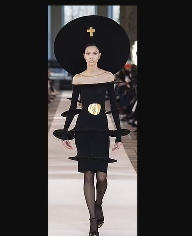 قطع مميزة وفريد في عرض أزياء ضمن أسبوع موضة باريس بتوقيع Schiaparelli