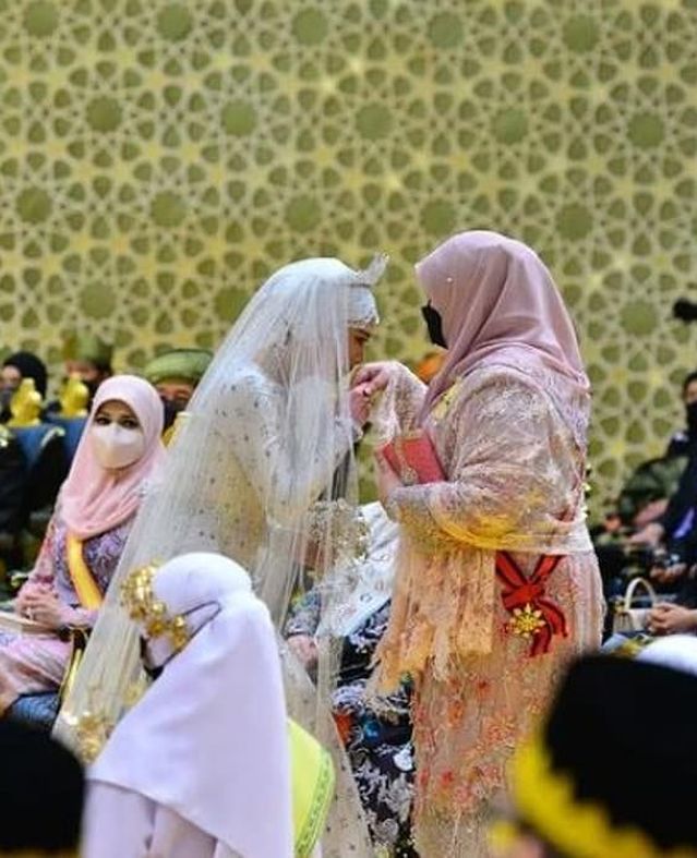 ملابس مزينة بالألماس وقاعة مطلية ذهب.. حفل زفاف أسطوري لابنة السلطان حسن