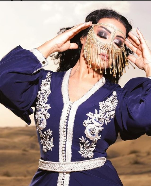 أحدث فوتوسيشن للفنانة سيمة الخشاب..قفطان أزرق ويشمك دهبي