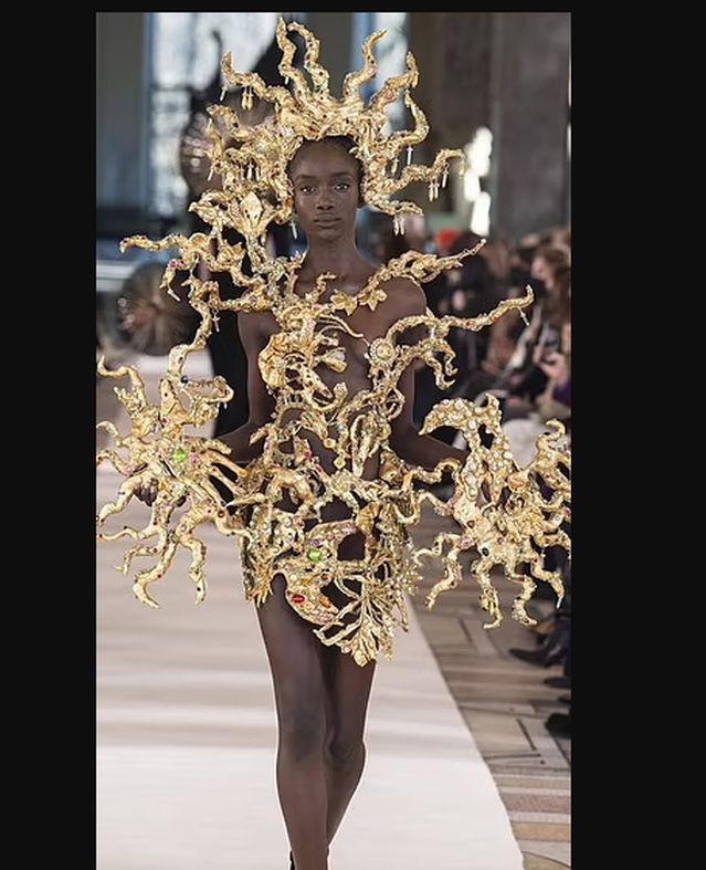 قطع مميزة وفريد في عرض أزياء ضمن أسبوع موضة باريس بتوقيع Schiaparelli
