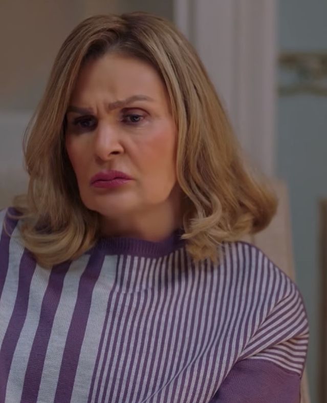 يسرا تخطف الأنظار بملابسها في مسلسل أحلام سعيدة.. أناقة الستينيات