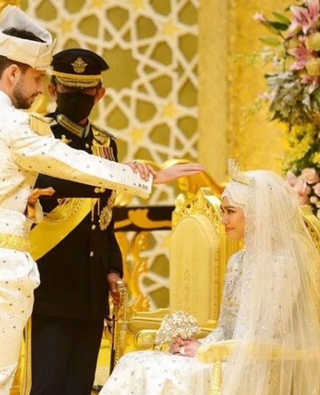ملابس مزينة بالألماس وقاعة مطلية ذهب.. حفل زفاف أسطوري لابنة السلطان حسن