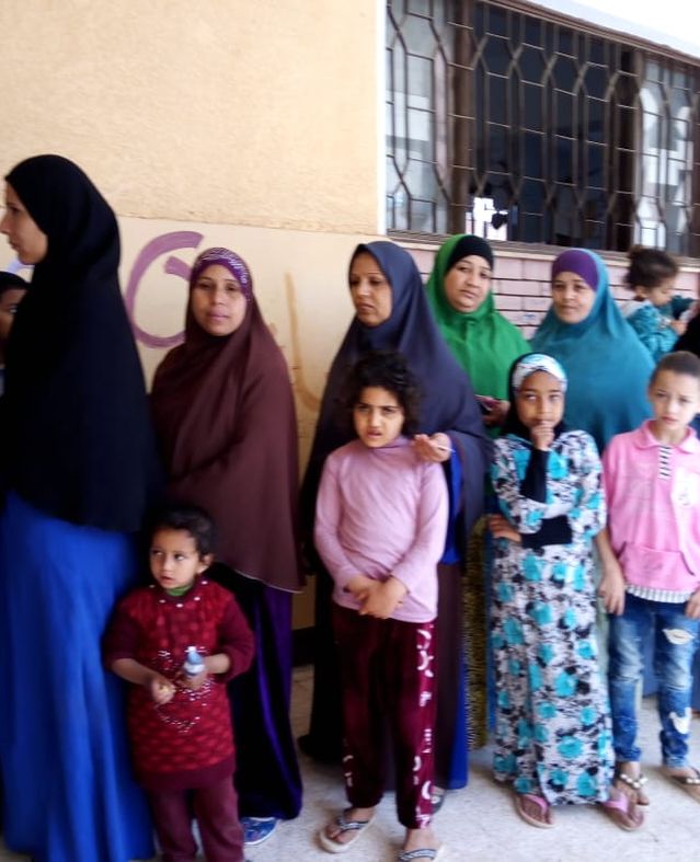 حشود النساء أمام اللجان الانتخابية للأدلاء بأصواتهم في التعديلات الدستورية 2019