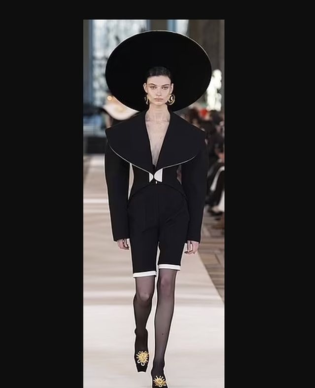 قطع مميزة وفريد في عرض أزياء ضمن أسبوع موضة باريس بتوقيع Schiaparelli