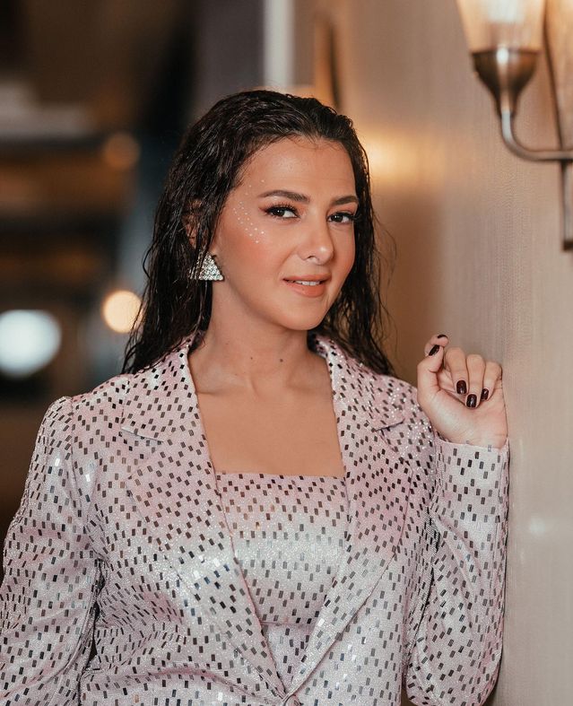 دينا سمير غانم تتألق في جلسة تصوير جديدة.. البساطة عنوانها