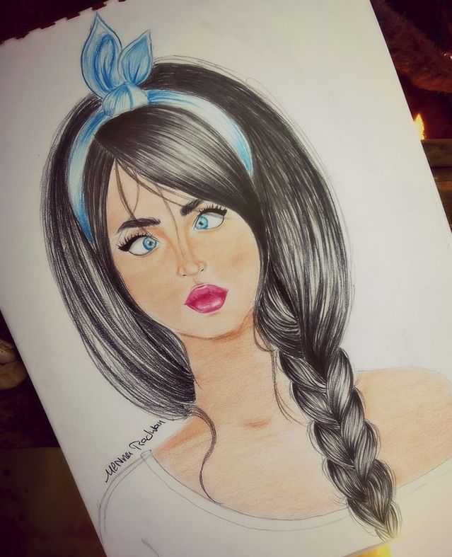 منة الله.. تهوى رسم شخصيات بنات من خيالها وتخطط لرسم شخصيتها بتفاصيل يومها