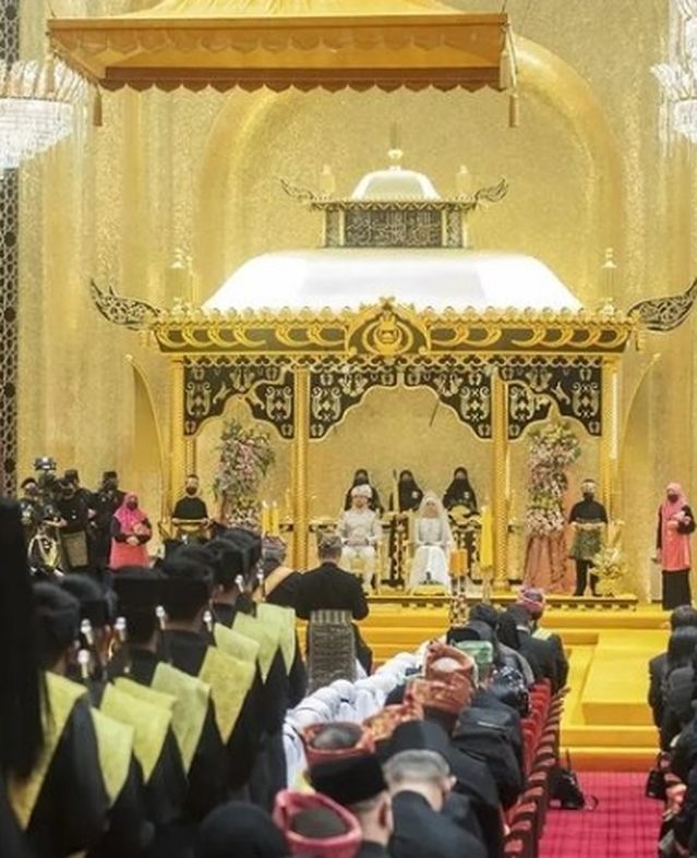 ملابس مزينة بالألماس وقاعة مطلية ذهب.. حفل زفاف أسطوري لابنة السلطان حسن