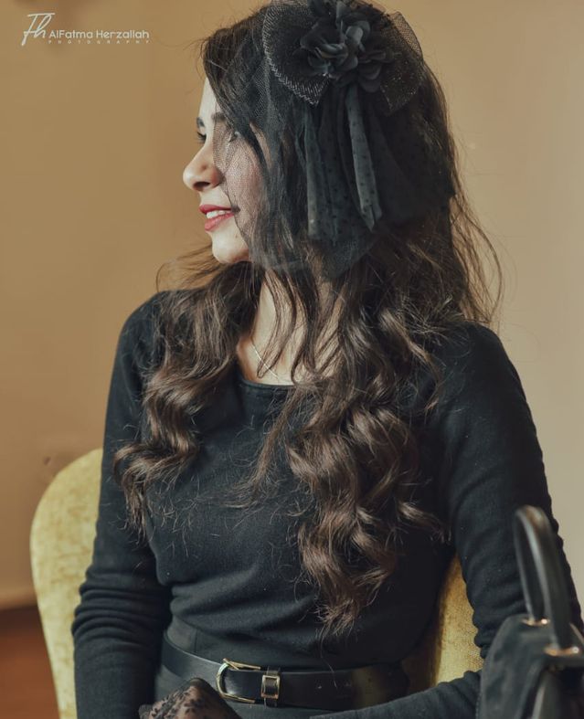 فاطمة سافرت عبر الزمن بجلسة تصوير ذات طابع سبعيناتي
