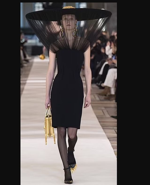قطع مميزة وفريد في عرض أزياء ضمن أسبوع موضة باريس بتوقيع Schiaparelli