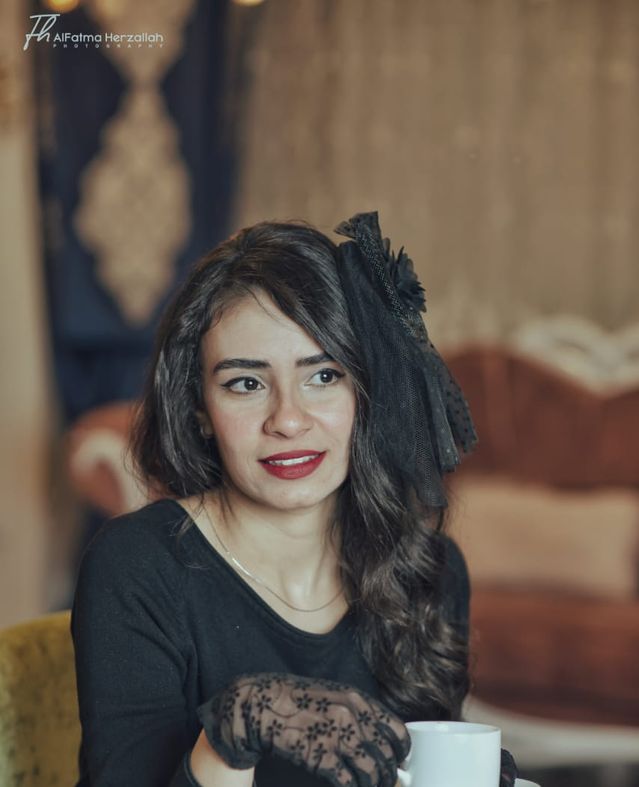 فاطمة سافرت عبر الزمن بجلسة تصوير ذات طابع سبعيناتي