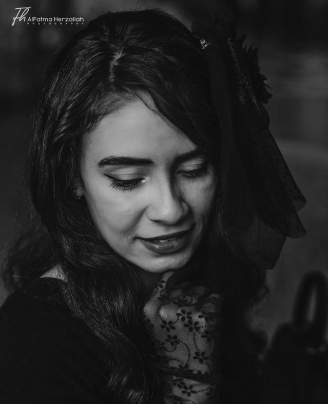 فاطمة سافرت عبر الزمن بجلسة تصوير ذات طابع سبعيناتي