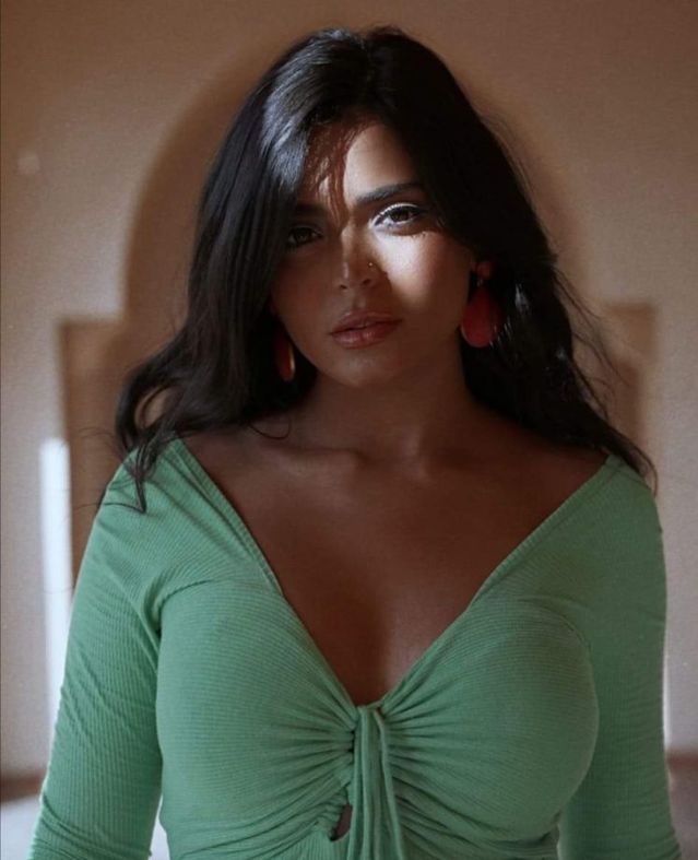 أسماء جلال بالأخضر مايا دياب في الشارع وبوسي شلبي واحدة تانية.. الفنانات في 24 ساعة