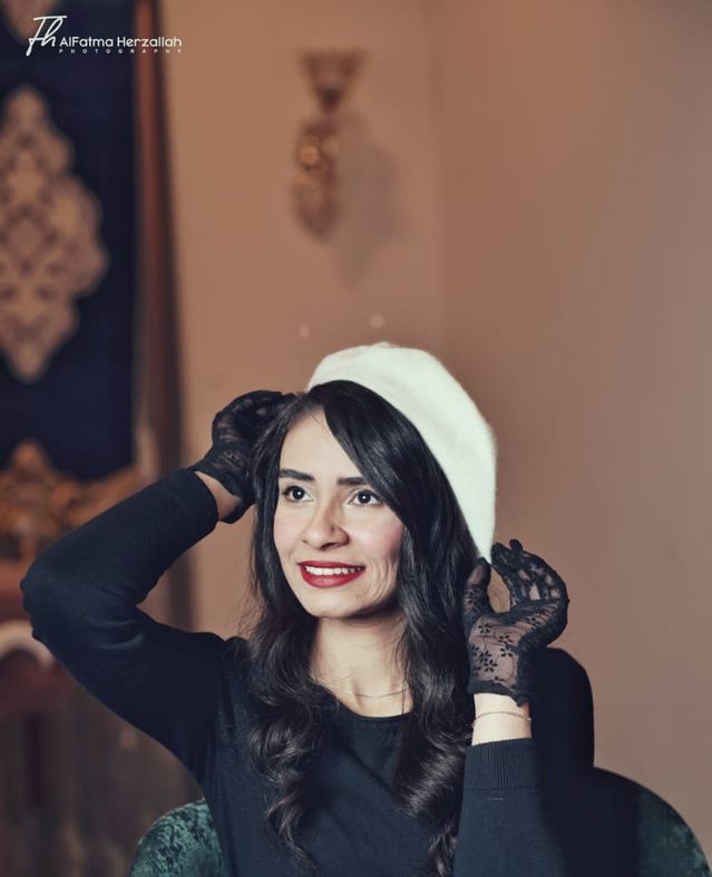 فاطمة سافرت عبر الزمن بجلسة تصوير ذات طابع سبعيناتي