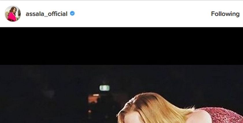 أديل أثناء تقبيلها ليد سميرة