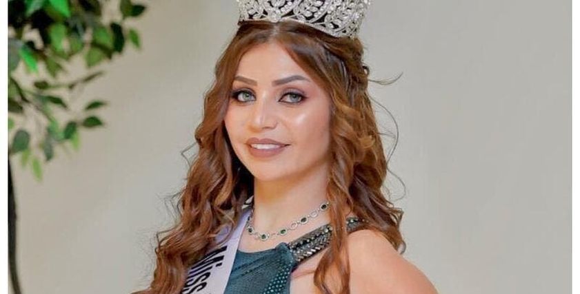 زينة كنجو عارضة الأزياء
