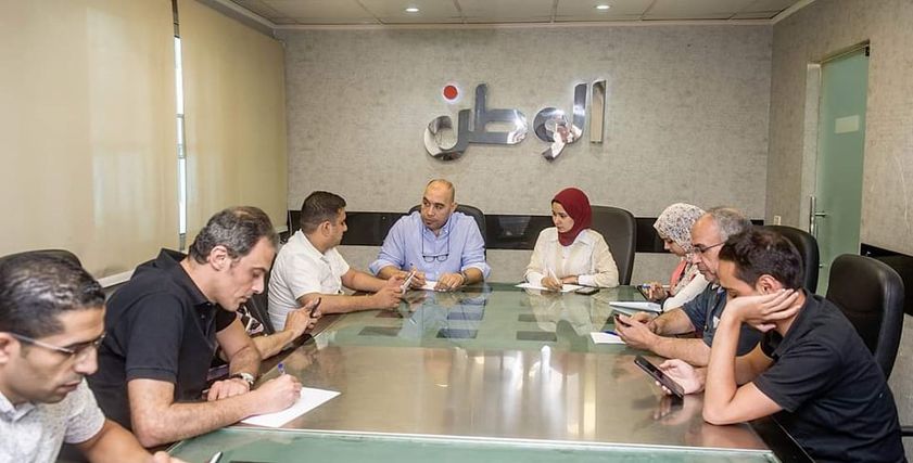 سمر صالح إلى جوار مدير التحرير أحمد الخطيب خلال الاجتماع التحريري