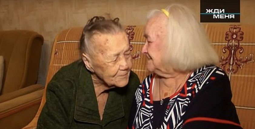 شقيقتان تلتقيان لأول مرة بعد 50 سنة من الفراق