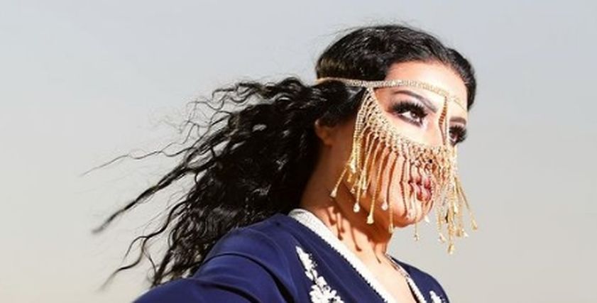 أحدث فوتوسيشن للفنانة سيمة الخشاب..قفطان أزرق ويشمك دهبي