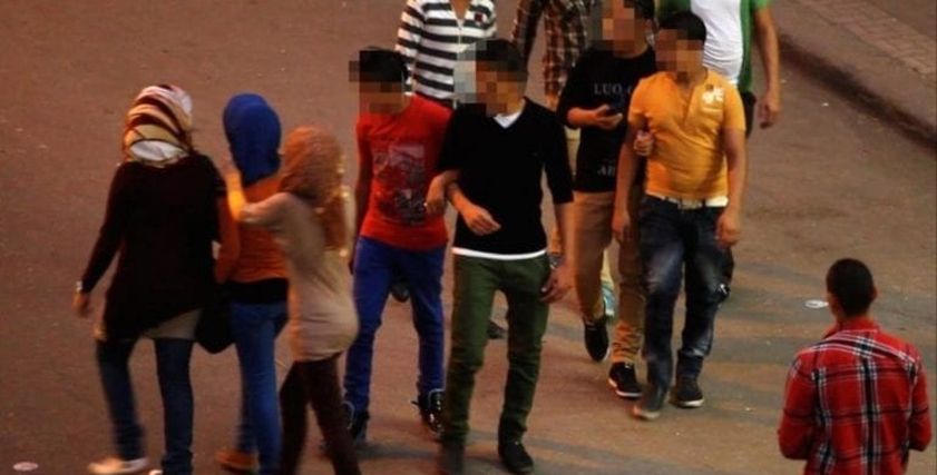 حكم تبرير التحرش بملابس المرأة