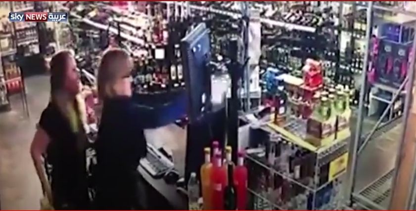 امرأة وابنة نجحتا في التصدي للص حاول سرقة محلهما