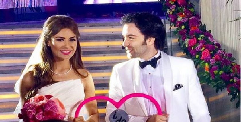 الفنانة ريهام أيمن تهدي زوجها شريف رمزي قبله لتعرب عن حبها الشديد له
