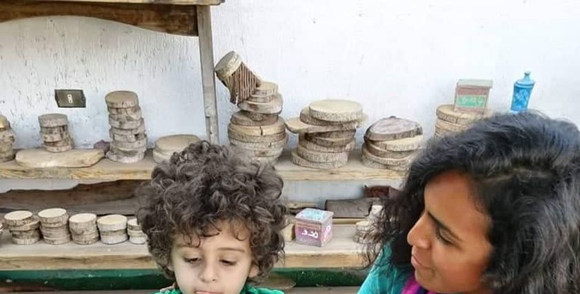 صديقتان تحاولان إصلاح ما أفسده الزمن فى التحف التراثية  