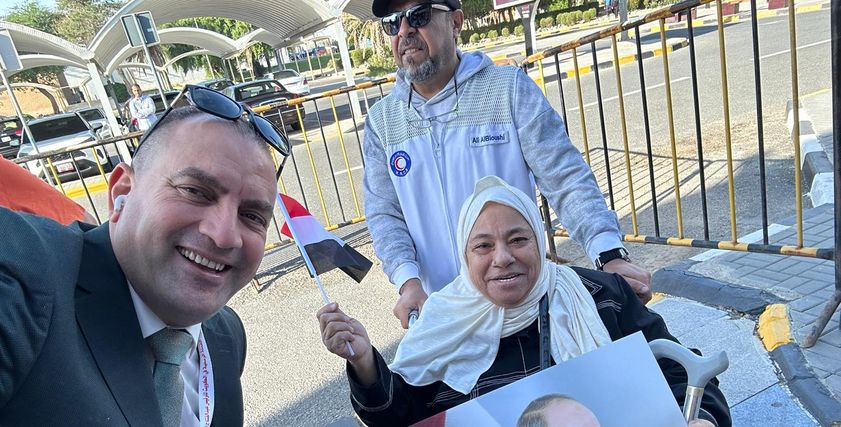 سيدة على كرسي متحرك بلجنة الانتخابات