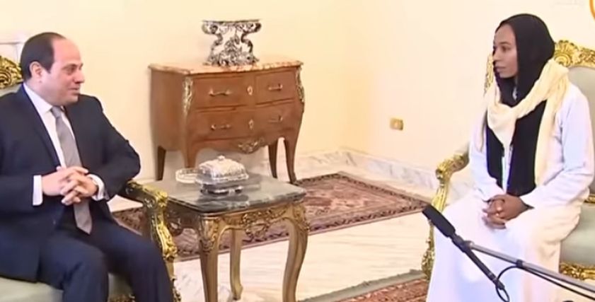 الرئيسي السيسي مع المواطنة مروة العبد