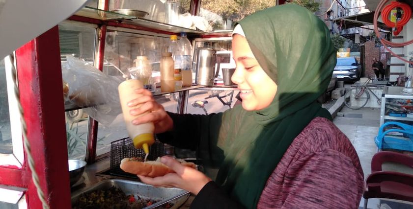 نور تبيع على عربة الكبدة